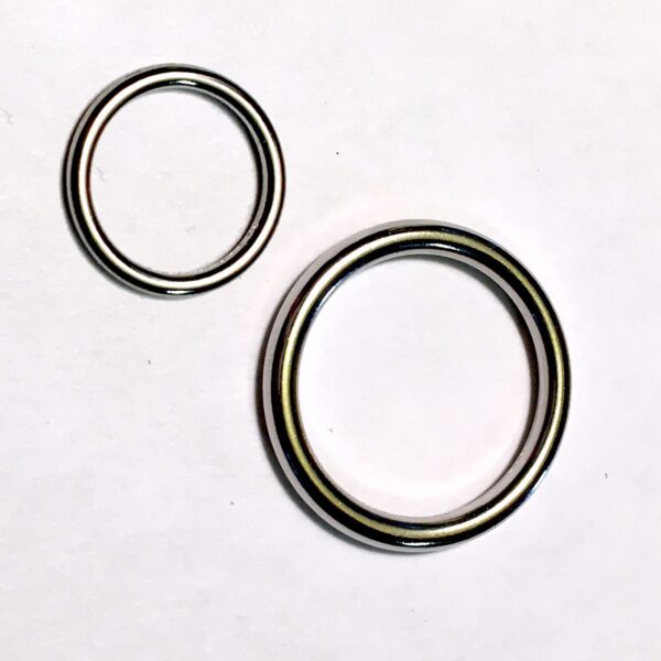 Silverfärgad O-ring i metall